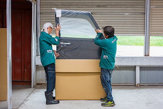 午後も引き続き作業を行います。取り扱う車両をフォークリフトで移動させたりと、ひとりでできない作業は有資格者が資格を活かして活躍しています。